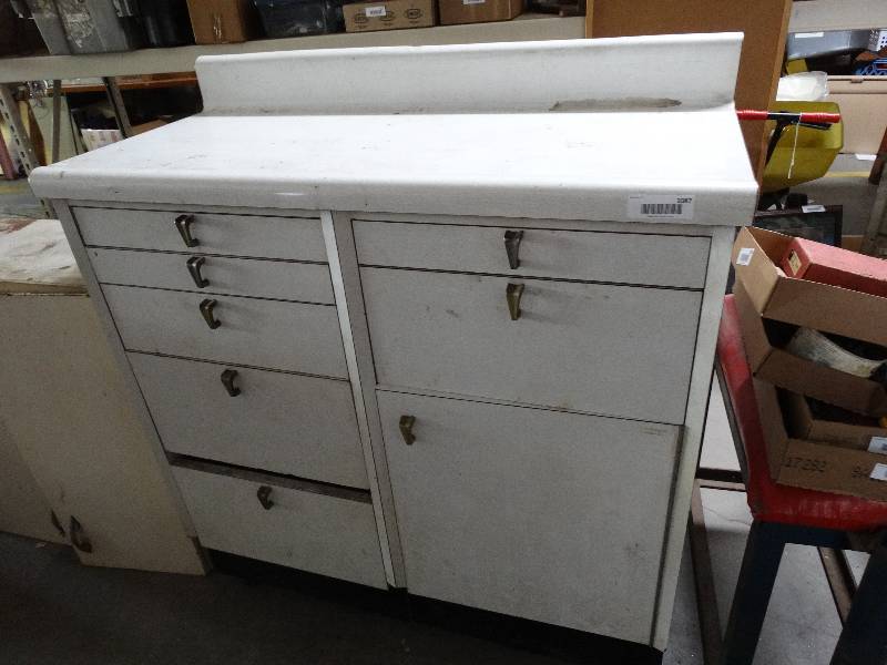 lot 1087 image: Garage work cabinet.39 12 tall x 38 wide.
