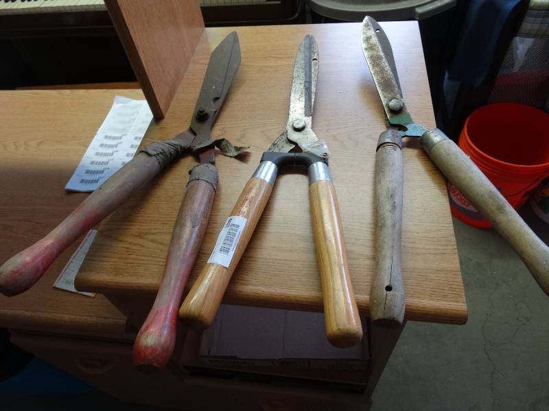 lot 1098 image: Lot of shears.