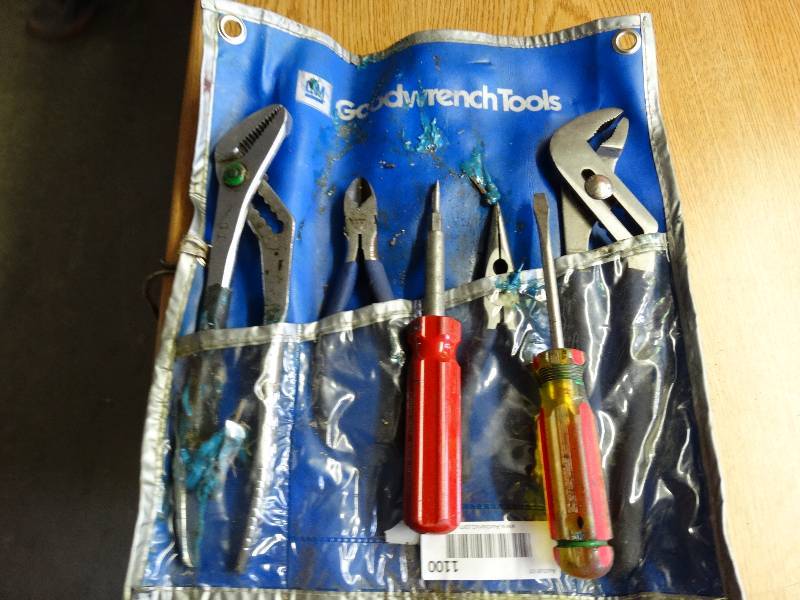lot 1100 image: Good wrench tools set.