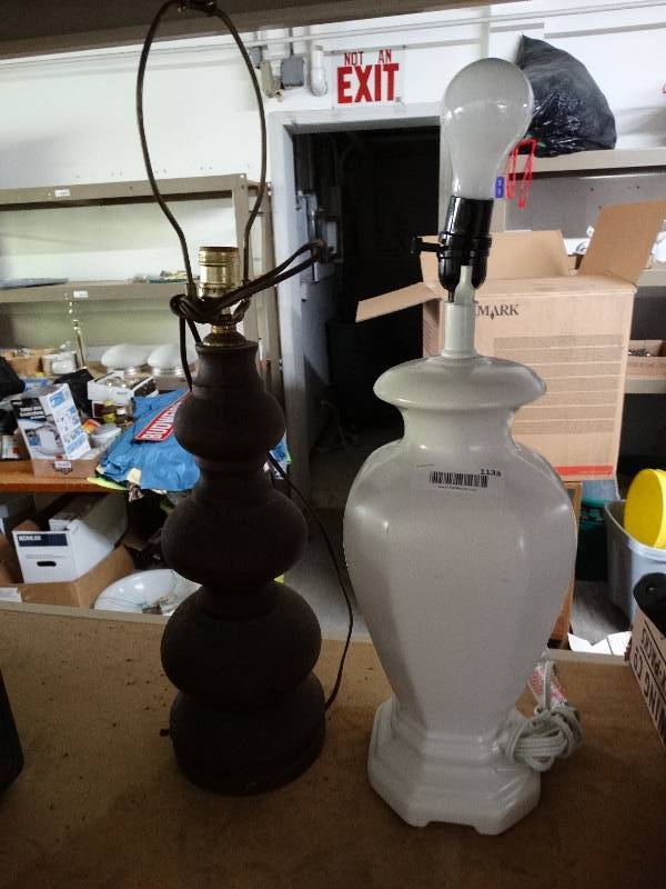 lot 1133 image: 2 lamps.