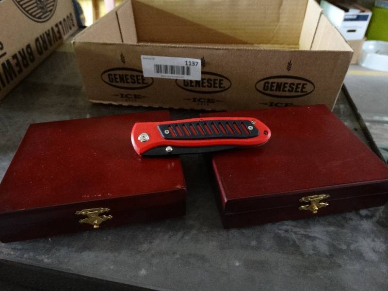 lot 1137 image: 2 decor pocket knifes and 1 fire fighter pocketknife.