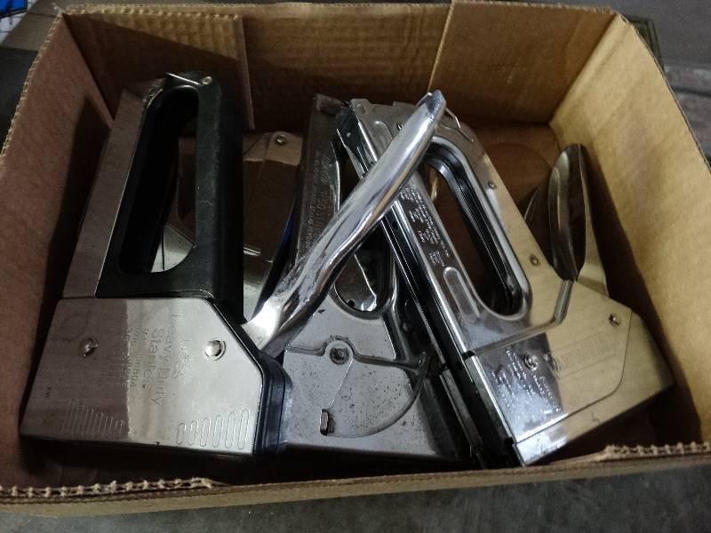 lot 1139 image: Lot of heavy duty staplers.
