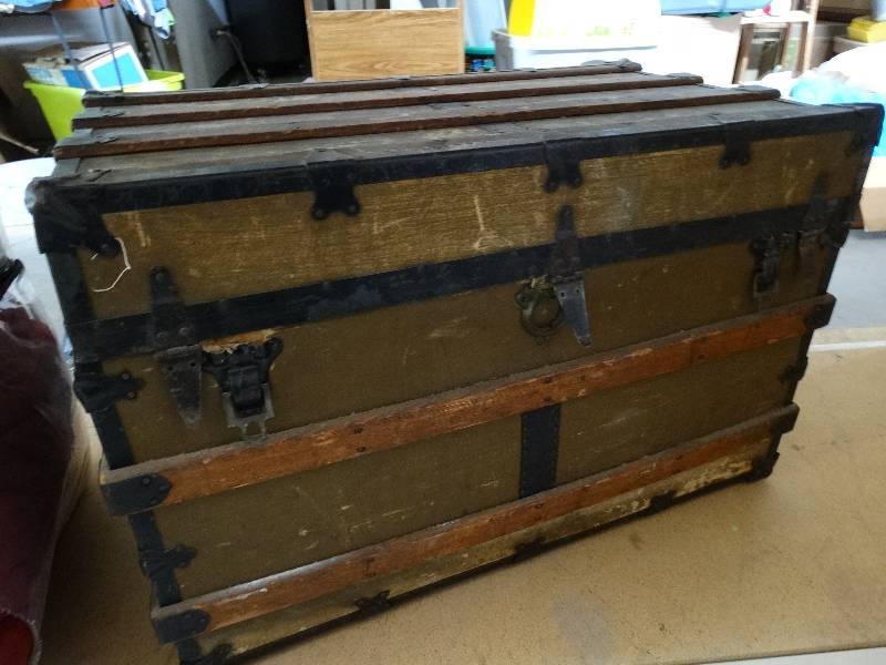 lot 1143 image: Vintage wood chest. lid is broke.