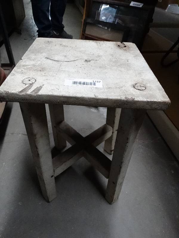 lot 1157 image: Wood stand.