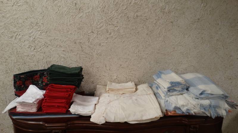 lot 103 image: Lot of various linens