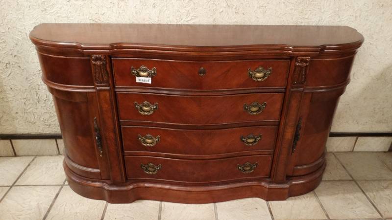lot 104 image: Broyhill cherry buffet- Beautiful piece of furniture