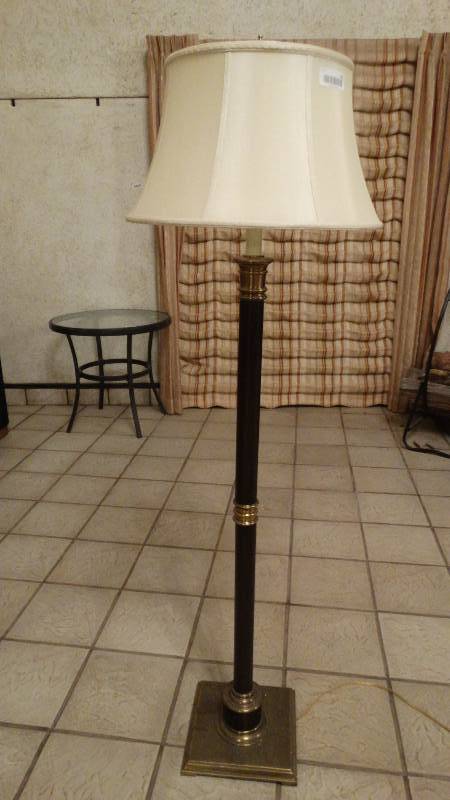 lot 105 image: Floor lamp w shade