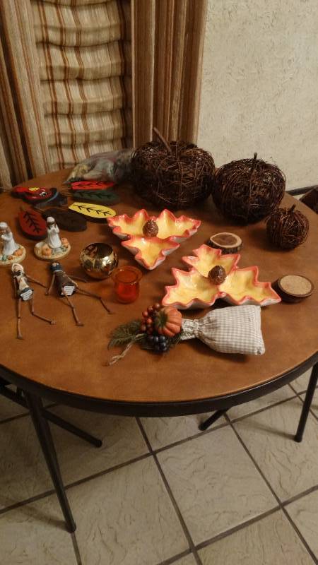 lot 124 image: Lot of Fall decor