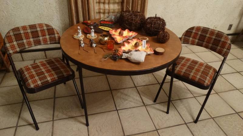 lot 125 image: Vintage round card table w 2 chairs
