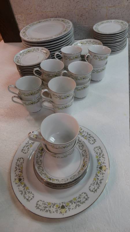 lot 126 image: Set of fine china