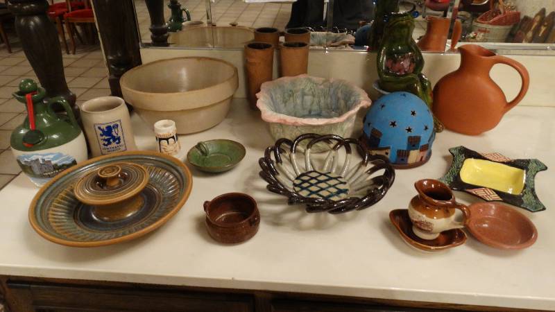 lot 129 image: Various pieces of pottery & decor