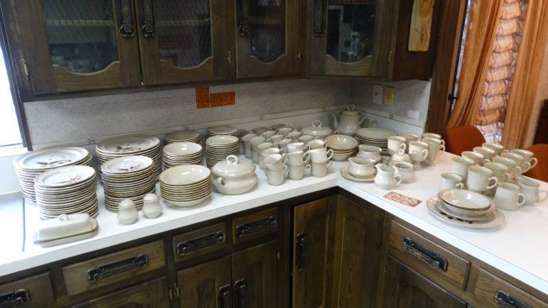 lot 130 image: HUGE set of The Classics Heartside stoneware Castlewood 176 pieces