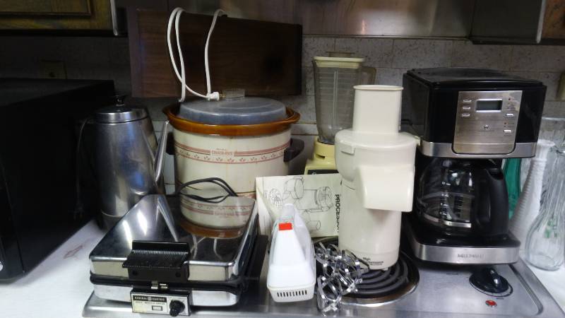 lot 133 image: Various small kitchen appliances
