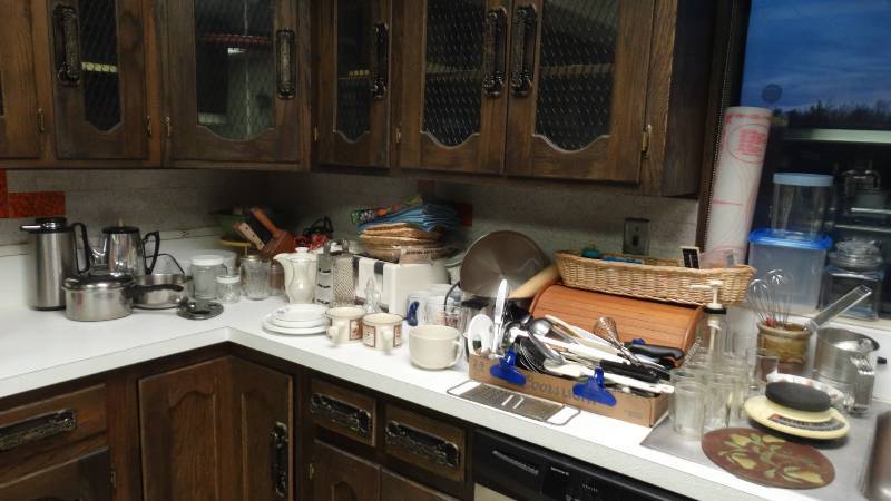 lot 135 image: Lg lot of various kitchen items.