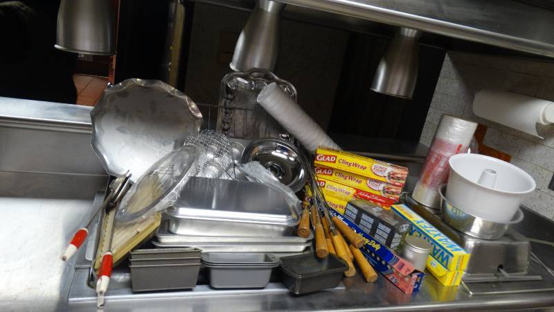 lot 138 image: Lot of various kitchenware