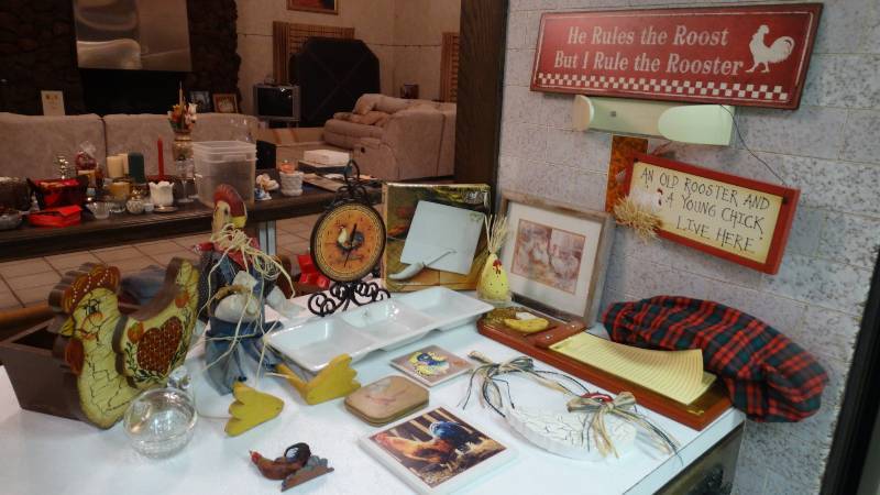 lot 140 image: Assortment of Rooster & Chicken decor