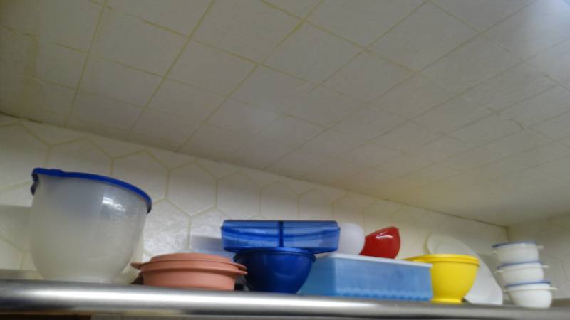 lot 142 image: Lot of tupperware