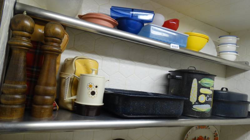 lot 143 image: Various kitchen items