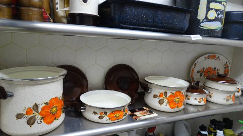 lot 144 image: Sankoware show pan cookware lot