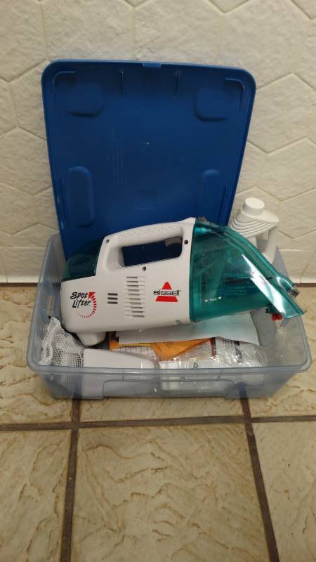 lot 147 image: Bissell spot lifter in tote w cleaner