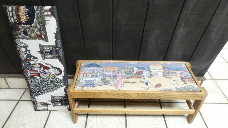 lot 153 image: Bench w removable seat cushion.