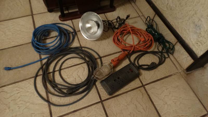 lot 164 image: Lot of extension cords