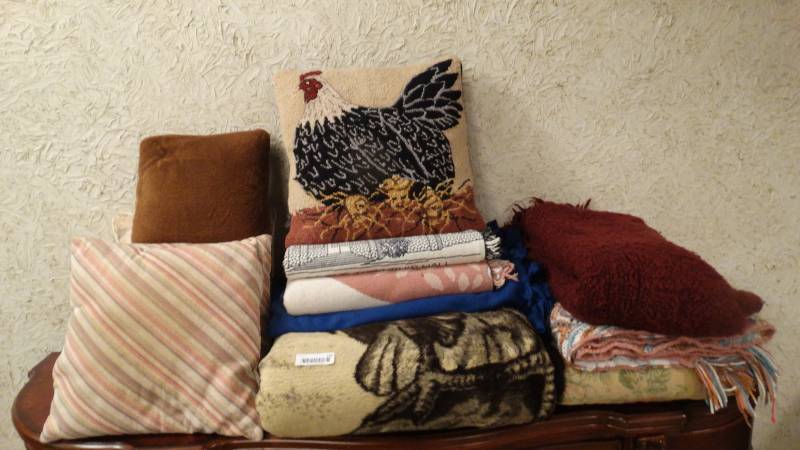 lot 165 image: Lot of blankets & pillows