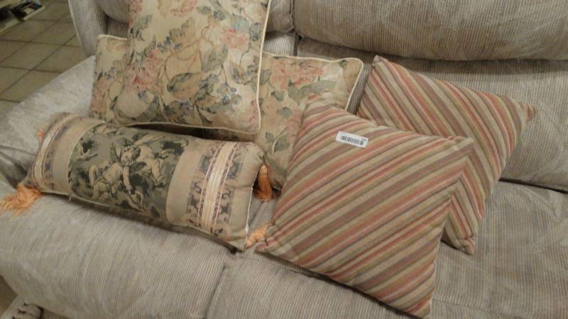 lot 166 image: Lot of pillows