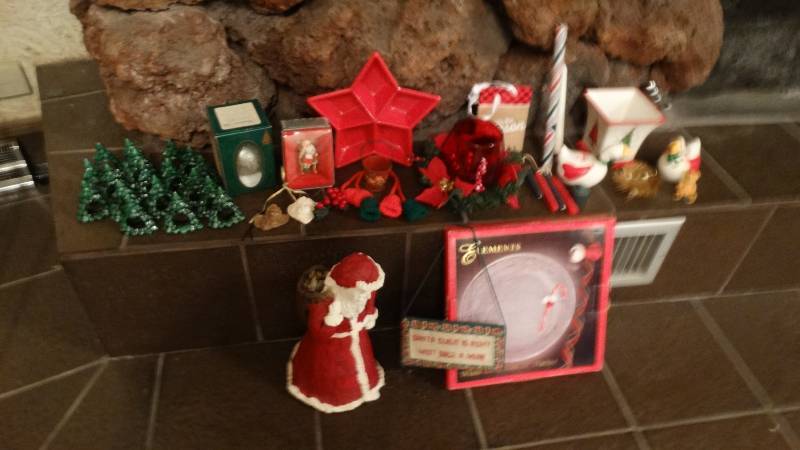 lot 169 image: Lot of Christmas decor