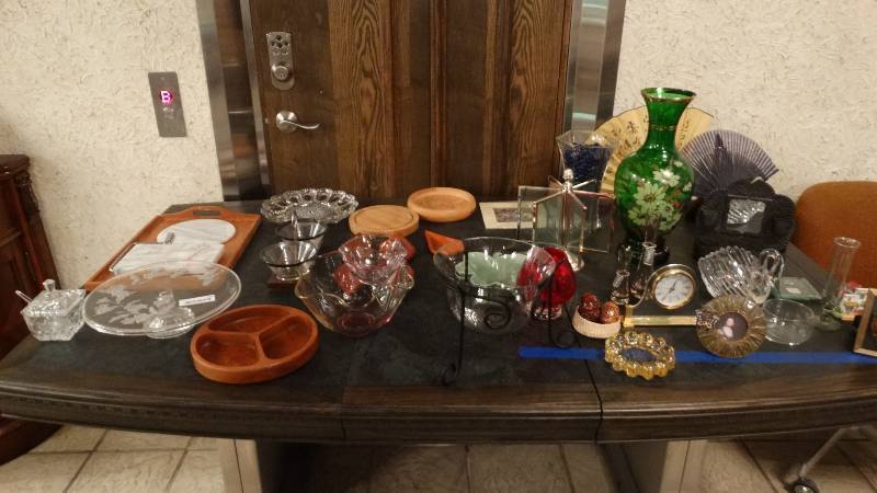 lot 172 image: Lot of various home decor items