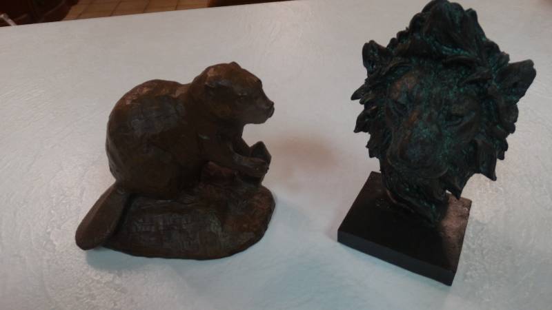 lot 173 image: Beaver statue & lion book end
