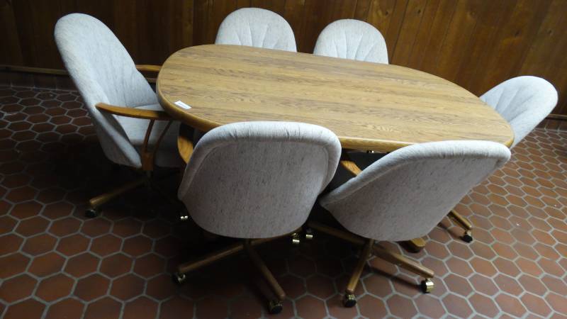 lot 182 image: Dining room set- Table w 6 padded chairs on wheels
