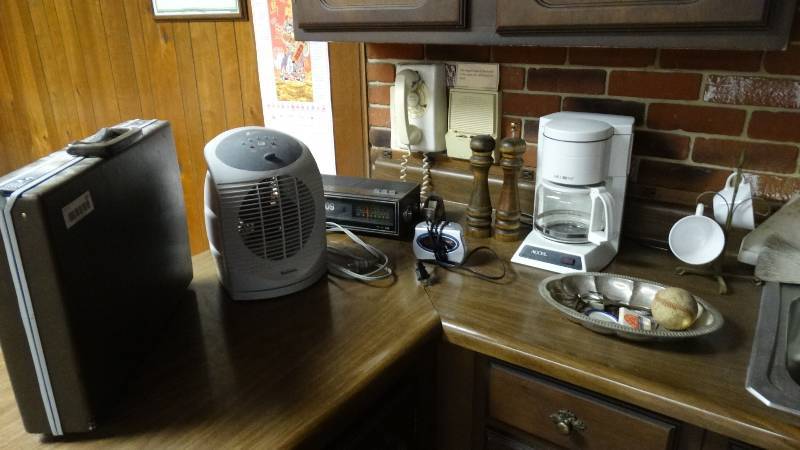 lot 187 image: Various kitchen items