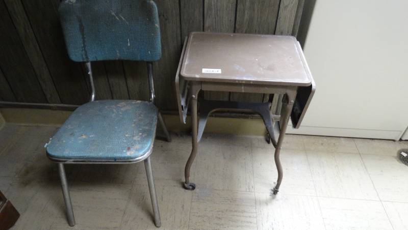 lot 191 image: Vintage metal typewriter stand on wheels chair