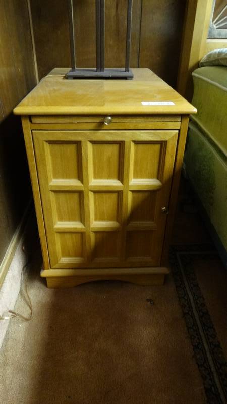 lot 196 image: 2 matching night stands w storage