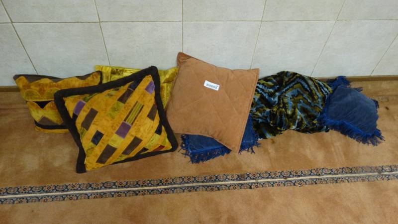lot 200 image: Lot of various pillows