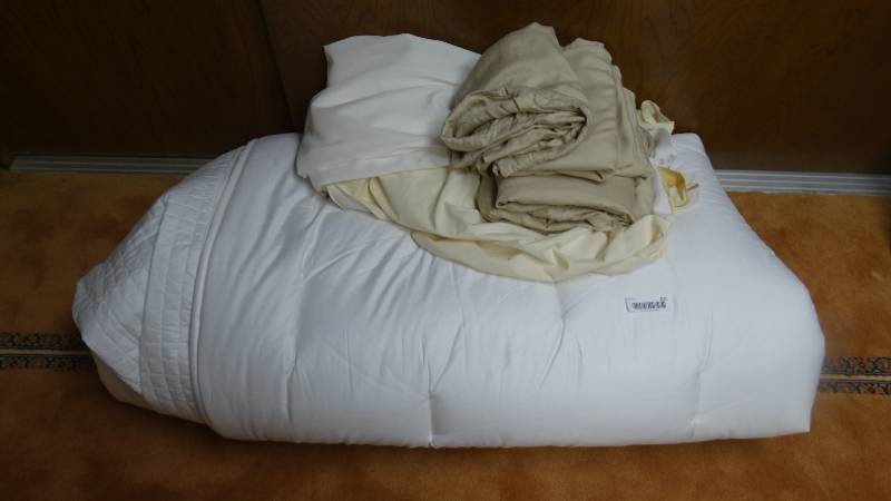 lot 201 image: Lot of king size bedding