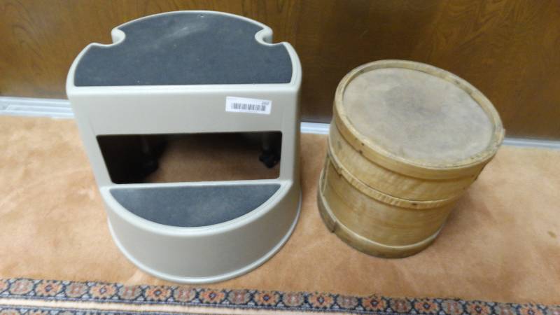 lot 202 image: Step stool round lidded box