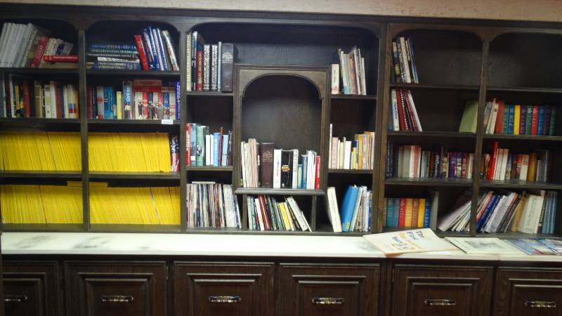lot 208 image: LARGE lot of various books magazines