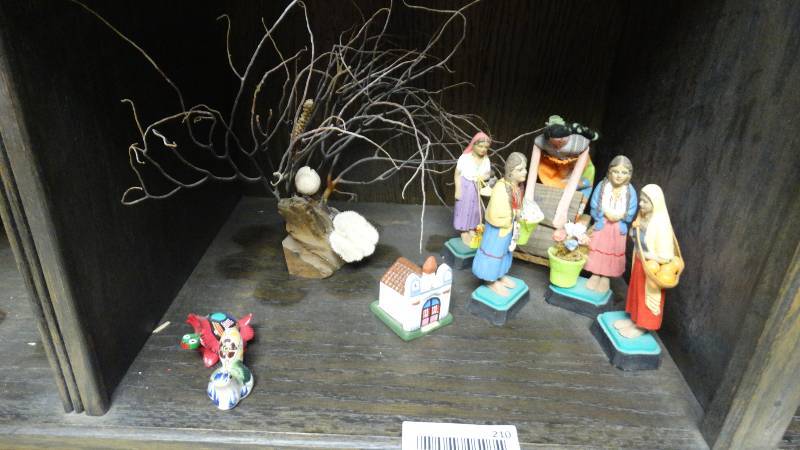 lot 210 image: Handmade decor pieces
