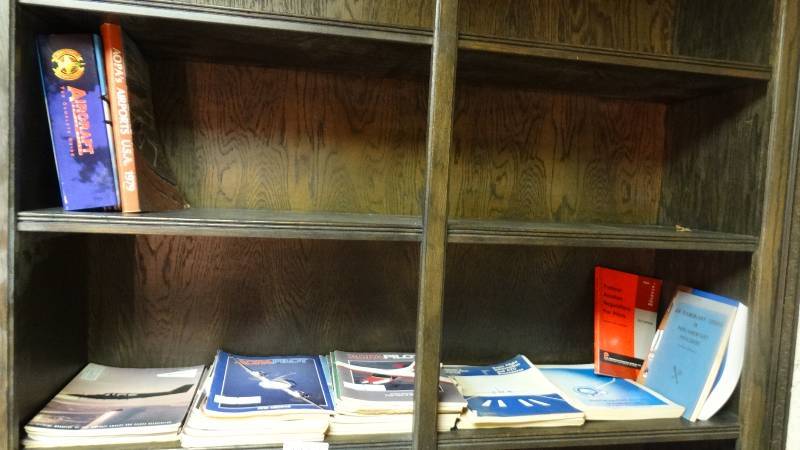 lot 211 image: Various aircraft books