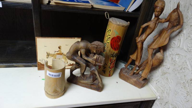 lot 212 image: Hand carved decor items