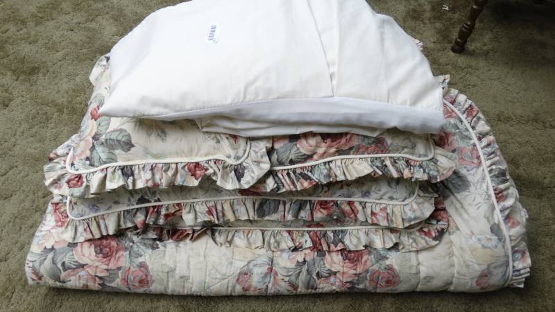 lot 219 image: King size bedding