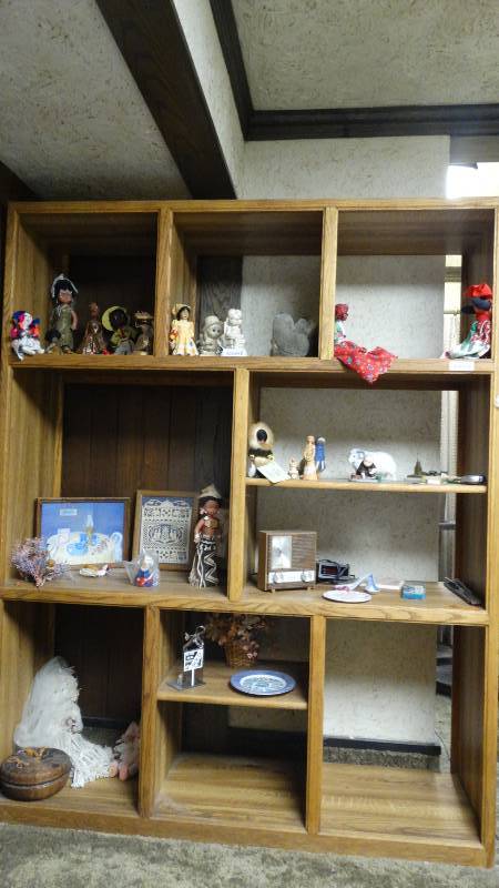 lot 221 image: Large lot of various collectible & decor pieces