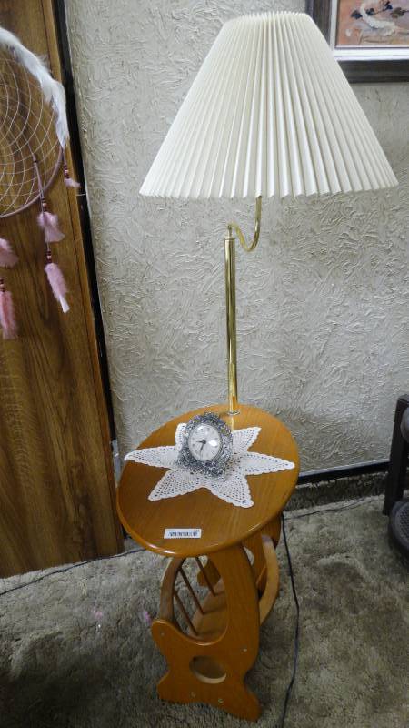 lot 223 image: End tablemagazine racklamp w shade