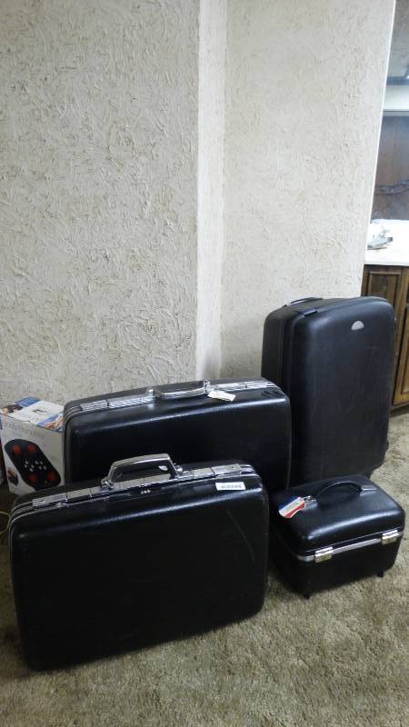 lot 227 image: Lot of luggage