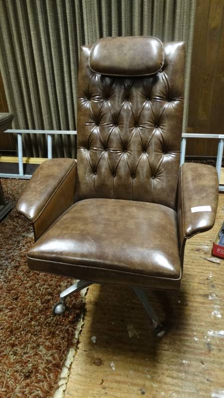 lot 235 image: Vintage executive desk chair on wheels