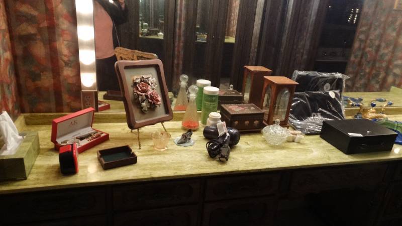 lot 254 image: Contents of Ladies bathroom