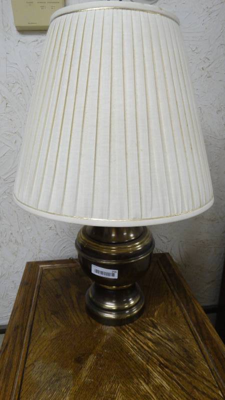 lot 256 image: Pair of brass table lamps w shades