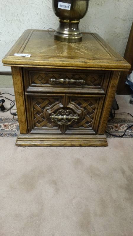 lot 257 image: Pair of night stands w drawers